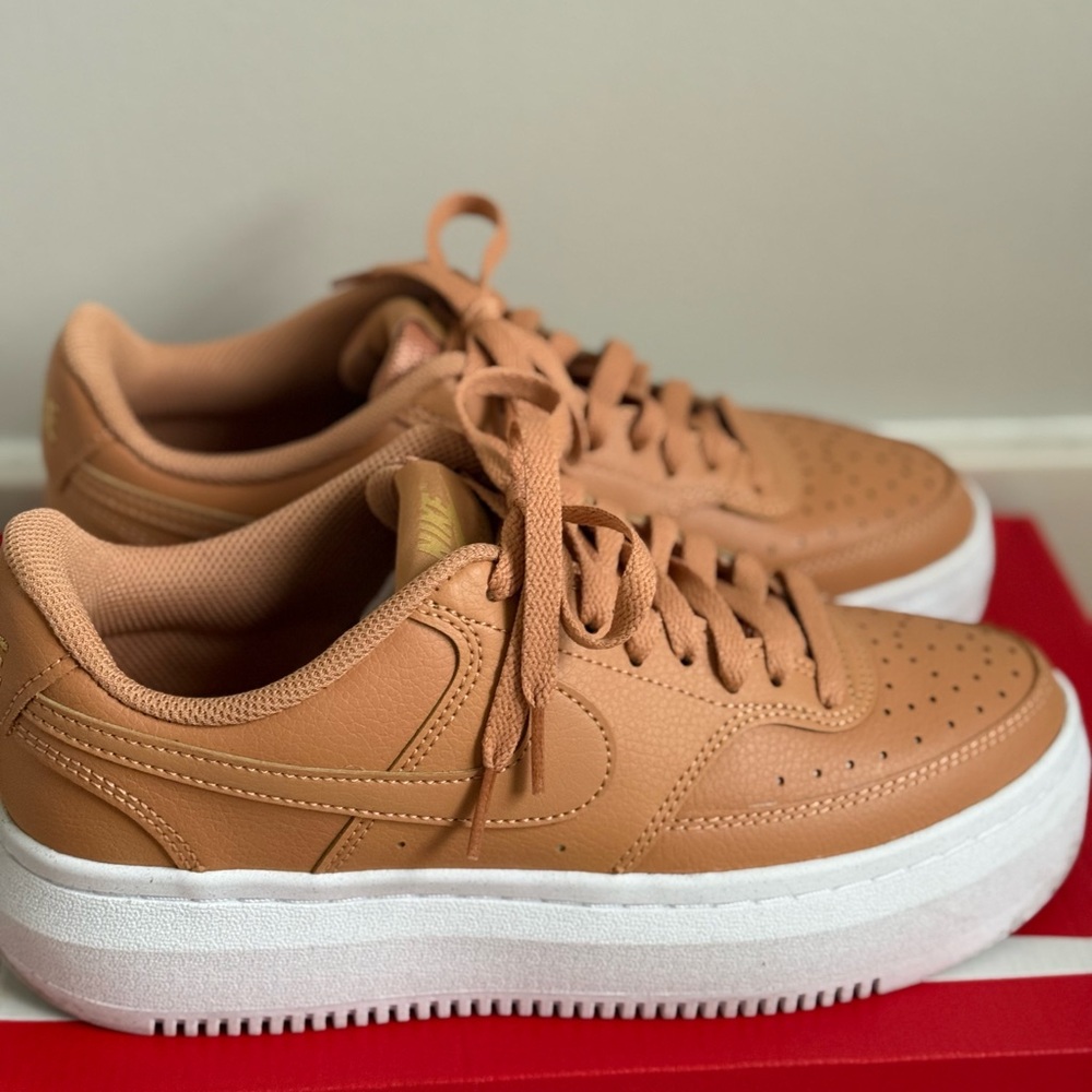 Women’s court vision Alta sz 9